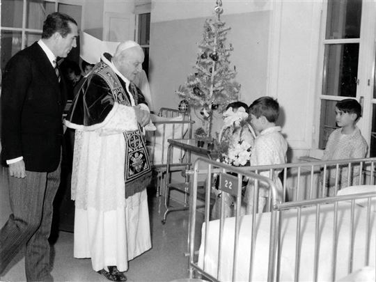  Johannes XXIII. besucht am Weihnachtstag 1958 das Kinderkrankenhaus Bambin Gesù. Roncalli war Papst von 1958 bis 1963.