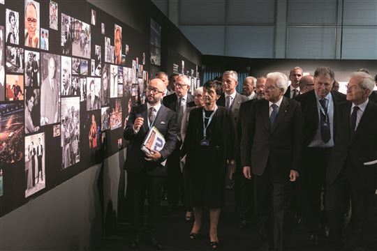 Geschichte eines Dialogs: Der italienische Staatspräsident Sergio Mattarella besucht die Ausstellung zum 70-jährigen Bestehen der Republik Italien.