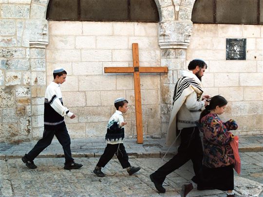Eine Jüdisch-orthodoxe Familie macht sich auf den Weg zum Gebet an der Klagemauer - RTXJLDZ