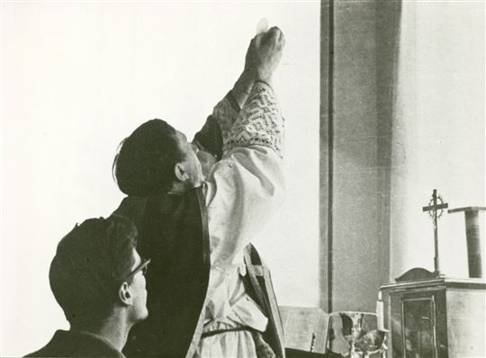 60er Jahre: Hochgebet während eines Gottesdienstes.