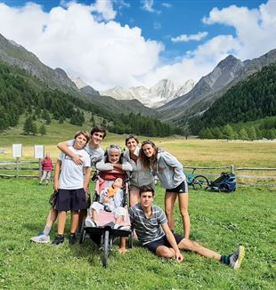 Alberto und Paola, mit ihren fünf Kindern. In der Mitte: Grazia Maria.