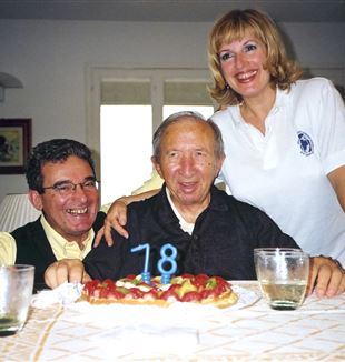 Carras und seine Frau Jone mit Don Giussani zu seinem 78. Geburtstag (Archivio Fraternità CL)