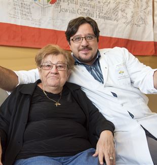 Cristiano Ferrario, Onkologe am Jewish General Hospital in Montréal, mit einer Patientin.