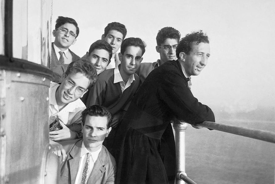 Leuchtturm von Portofino (Genua), 1956. Don Luigi Giussani bei einem Ausflug mit Jugendlichen während der „Schüler-Woche“. © Fraternität von CL