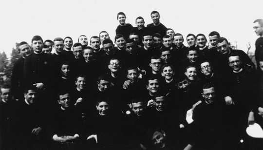 Venegono Inferiore (Varese), 1945. Bischöfliches Seminar. Gruppenbild der Priesteramtskandidaten. In der Mitte: Luigi Giussani. © Persönliches Archiv Livia Giussani