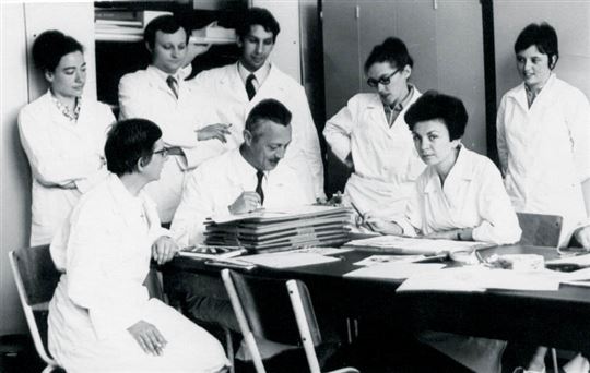 Jérôme Lejeune und seine Schülerin Maria Zannotti (sitzend, zweite von rechts) in den 60er-Jahren. Sie hat die Forschung zur Trisomie 21 nach Bologna gebracht.