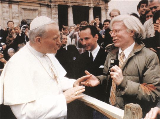 Warhol trifft Papst Johannes Paul II. auf dem Petersplatz am 2. April 1980.