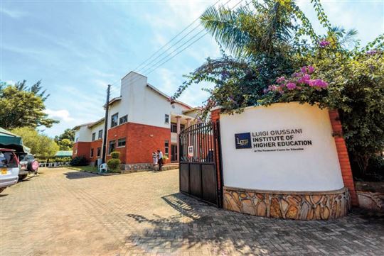 Der Eingang zum Luigi Giussani Institute for Higher Education in Kampala, das 2009 eingeweiht wurde.