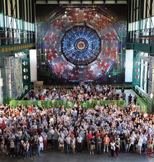 Eine Mannschaft. Forscher vor einem der Detektoren des Teilchenbeschleunigers LHC.  