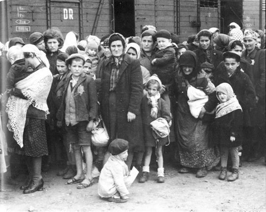 Deportation von Juden in ein Konzentrationslager.