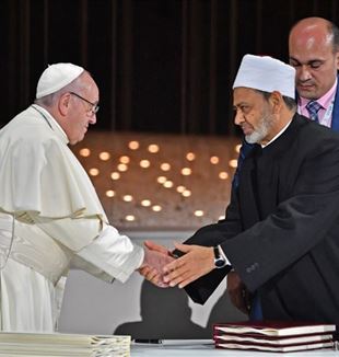 Papst Franziskus mit dem Großimam von Al-Azhar, Ahamad al-Tayyib, nach der Unterschrift der gemeinsamen Erklärung.