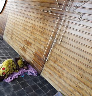 Ein Frau schläft in der Kirche Guiglo (Elfenbeinküste) auf der Flucht vom Krieg. ©REUTERS/Thierry Gouegnon 