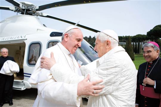Am 23. März fand in Castel Gandolfo die historische Begegnung mit dem neugewählten Papst Franziskus statt. Am 12. Mai kehrte Benedikt XVI. in den Vatikan zurück