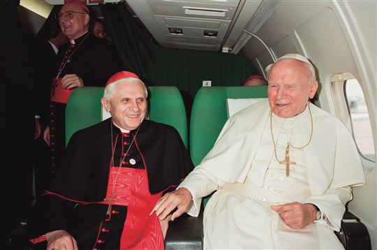 Johannes Paul II. und der damalige Kardinal Joseph Ratzinger, 1996.