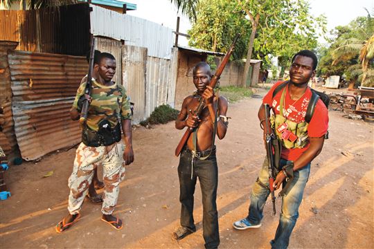 Bewaffnete Jugendliche der Anti-Balaka