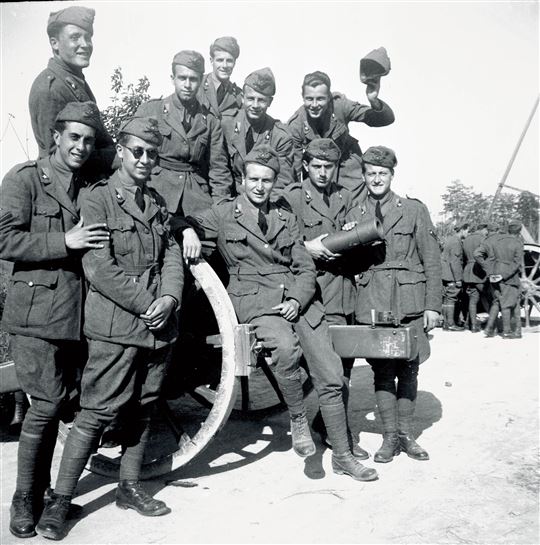 Eugenio Corti (Mitte, auf dem Wagen sitzend) mit Kommilitonen vor dem Aufbruch zum Russlandfeldzug.