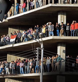 Ägypter nehmen an der Beerdigung eines Dutzend Polizisten und eines Zivilisten teil, der bei einer Explosion in einem Polizeipräsidium in der Nildelta-Stadt Mansoura getötet wurde. (AP Foto/Ahmed Omar)
