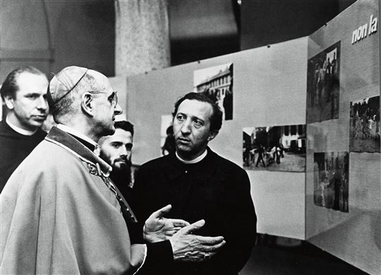 Mailand,1963. Kardinal Montini bei der Eröffnung der von GS aufgebauten Fotoausstellung von Elio Ciol über die „Caritativa“ in den Armenvierteln. © Fraternität von CL