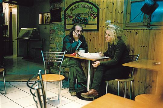 NEONLICHT. Frank Horvat, Igoumenitsa, Griechenland, Szene im Café, 15. Oktober 1999.