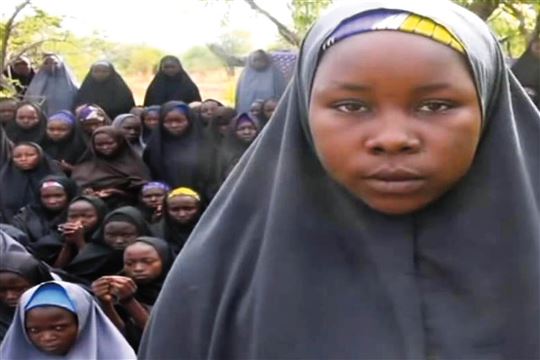 Ein Bild aus dem Video, das die entführten und zwangskonvertierten Mädchen zeigt.