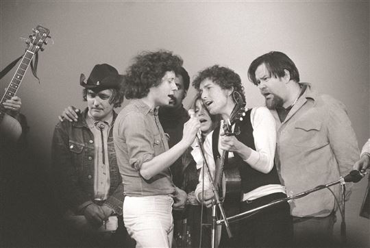 1974. Bob Dylan bei einem Konzert mit Dave Von Ronk, Arlo Guthrie, Dennis Hopper und Melanie.