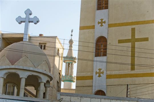 Nag Hammadi, Ägypten, 2013. Eine Kirche unweit von einer Moschee ©Ann Hermes/ Getty Images