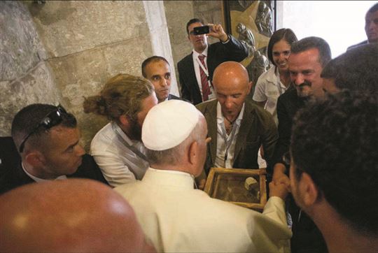 Papst Franziskus begrüßt bei seinem Besuch am 25. Mai 2014 in der Geburtskirche Marcello und Giammarco Piacenti.