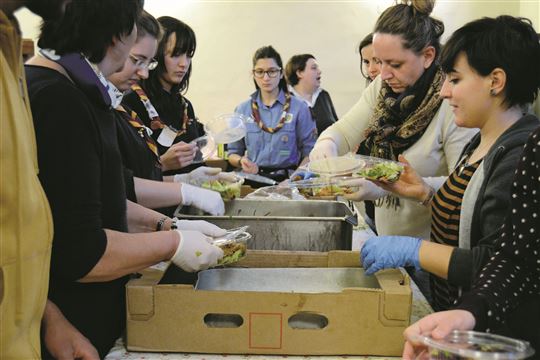 Florezn. Studenten von CL helfen bei der Essenverteilung an die Obdachlosen bei der Gemeinde St. Egidio