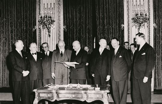 Die Gründer: Vertrag von Paris, 18. Apri 1951. Der erste Grundstein der EU.