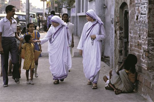 Mutter Teresa 1979 auf den Straßen Kalkuttas. ©Jean-Claude FRANCOLON/Getty Images