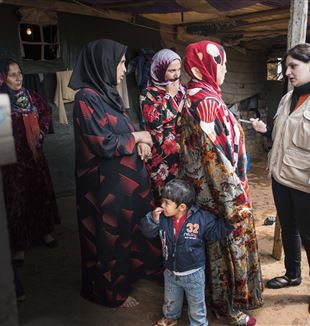 Eine AVSI-Mitarbeiterin in einem Flüchtlingscamp in  Marj el Kok, Libanon.