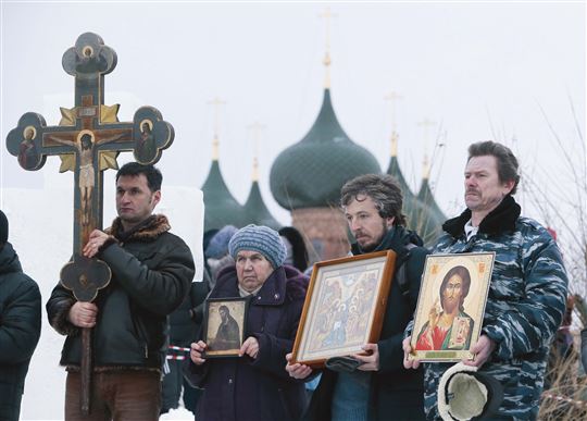 Gläubige bei der traditionellen großen Wassersegnung im Rahmen des orthodoxen Epiphanie-Festes in der Gegend von Jaroslawl (Russland).