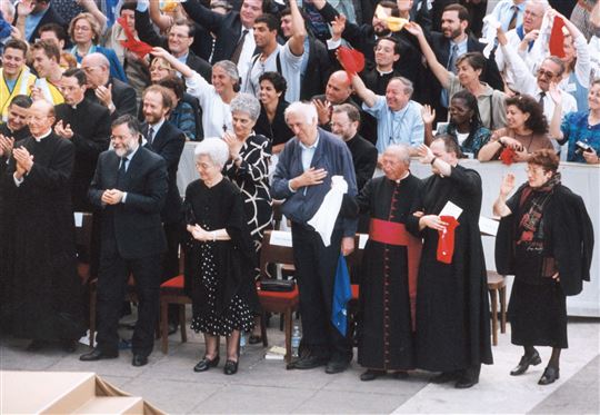 Jean Vanier, 1998, zwischen Don Giussani und Chiara Lubich auf dem Petersplatz beim Treffen der Bewegungen und Geistlichen Gemeinschaften mit Papst Johannes Paul II.