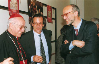 Lima, 1998: Andrea bei der Einweihung der Ausstellung «Von der Erde zu den Menschen», mit dem Freund Dado Peluso und dem damaligen Erzbischof von Lima, Kardinal Augusto Vargas Alzamora.