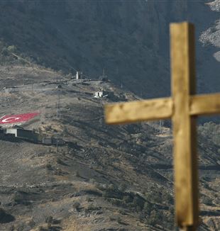 Ein Kreuz auf dem Gipfel einer katholischen Kirche an der der irakisch-türkischen Grenze ©REUTERS/Ceerwan Aziz (IRAQ) - RTR1V8EE