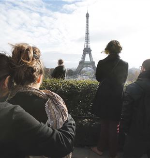Menschen halten eine Minute Stille an der Trocadero ©REUTERS/Philippe Wojazer  