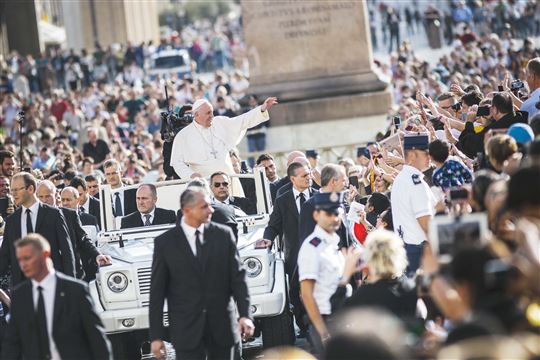 Papst Franziskus bei der wöchentlichen Generalaudienz (Juli 2015). ©Giuseppe Ciccia/Pacific Press/LightRocket via Getty Images