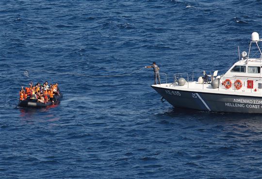 Ein Schiff der griechischen Küstenwache hilft Migranten in der Nähe der Insel Lesbos, 21. September 2015. ©REUTERS/Yannis Behrakis - RTS254L