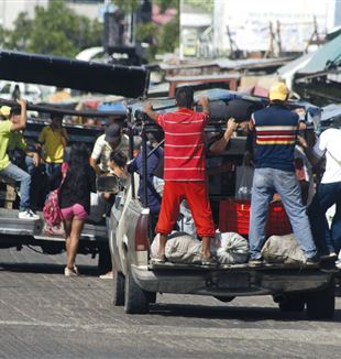 Maracaibo, Venezuela: Die öffentlichen Verkehrsmittel fahren fast nicht mehr, und die Bewohner bewegen sich so. ©Humberto Matheus/NurPhoto via Getty Images