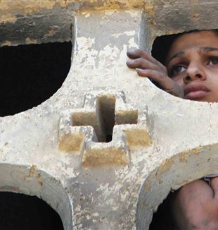 Ein christlicher Junge schaut aus dem Fenster der Saint Mary Church (nun während der Kämpfe verbrannt), Cairo.