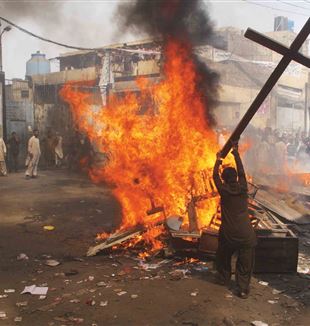 9. März 2015: eine moslemische Menschenmenge (3.000 Personen) zündeten Dutzende Häuser im christlichen Viertel von Lahore an.