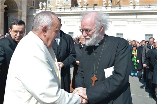 Papst Franziskus begrüßt Rowan Williams (ehemaliger Primas der anglikanischen Kirche)