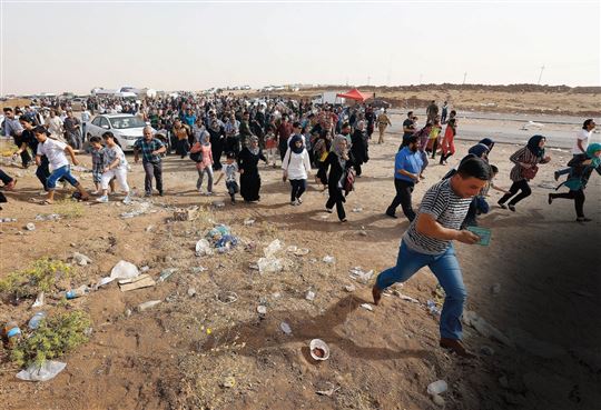 Bewohner der Stadt Mosul fliehen vor der IS in Richtung Erbil. ©AP Photo