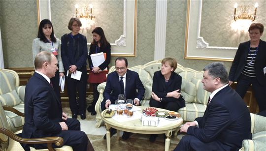 Wladimir Putin, Francois Hollande, Angela Merkel und Petro Poroschenko bei den Verhandlungen in Minsk. ©REUTERS/M