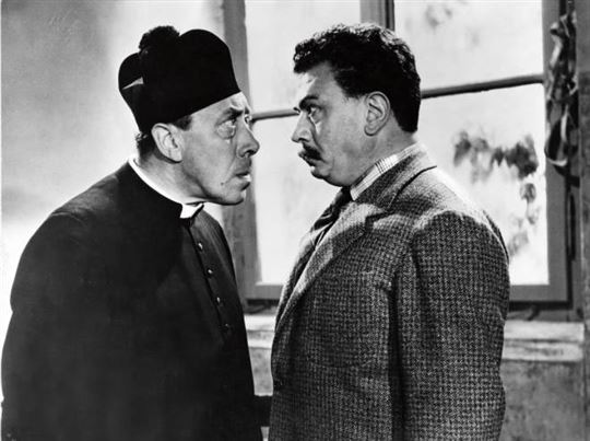 Don Camillo (Fernandel) und Peppone (Gino Cervi).