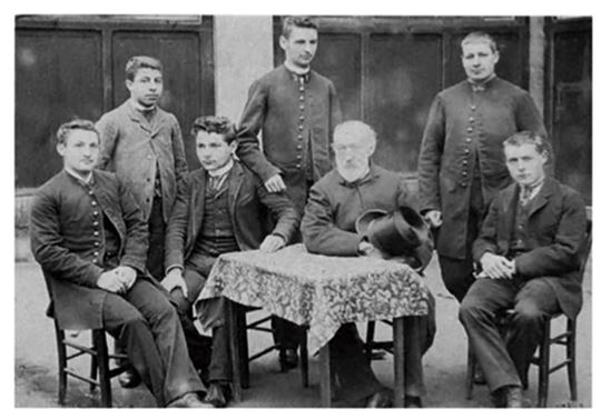 Die Abschlussklasse des Gymnasiums von Orléans (1890). Péguy ist der erste von rechts, sitzend.