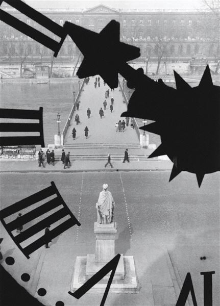 Le Pont des Arts vu à travers l’horologe de l’Institut de France, Paris, 1929-1932. ©Donation André Kertész