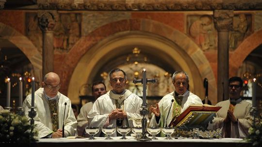Von links: Bischof Camisasca, Erzbischof Castellucci und Don Julián Carrón (Foto: Carlo Zoppelli)