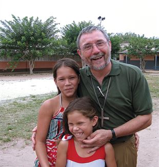 Giuliano Frigeni (geboren 1947 in Bergamo) lebt seit 1979 als Missionar in Brasilien und ist seit 1999 Bischof von Paritins, der zweitgrößten Stadt im brasilianischen Bundesstaat Amazonas.