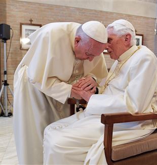 Franziskus und Benedikt XVI.